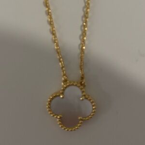 Clover quatrefoil pendant necklace